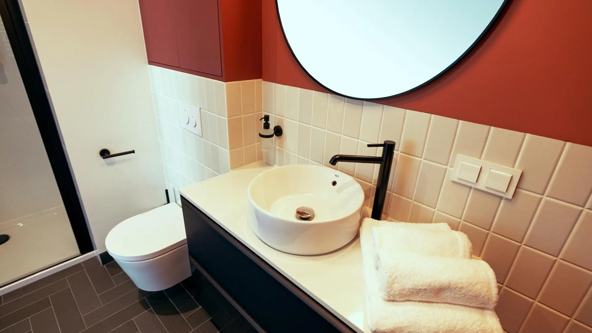 B85 Suites Warszawa 0*,  Polska